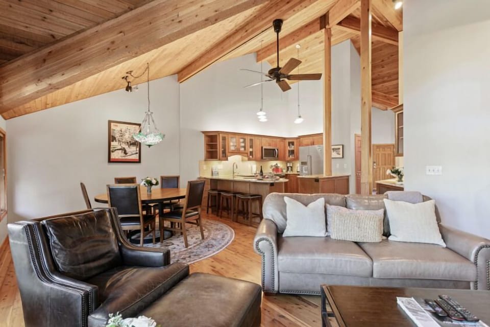 Indoors, Furniture, Living Room, Room, Home Decor