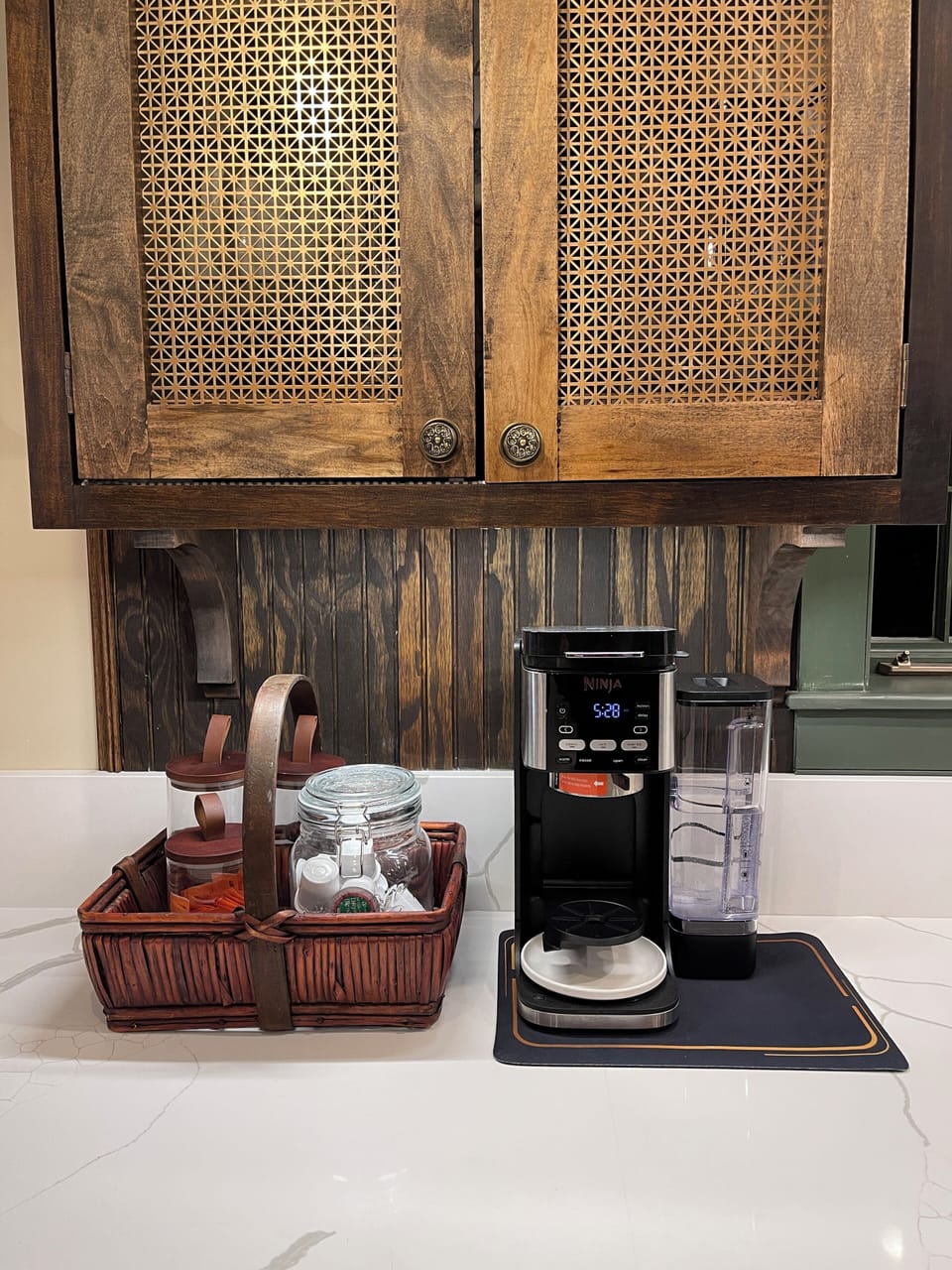 Coffee station with flexible k-cup or auto drip coffeemaker.