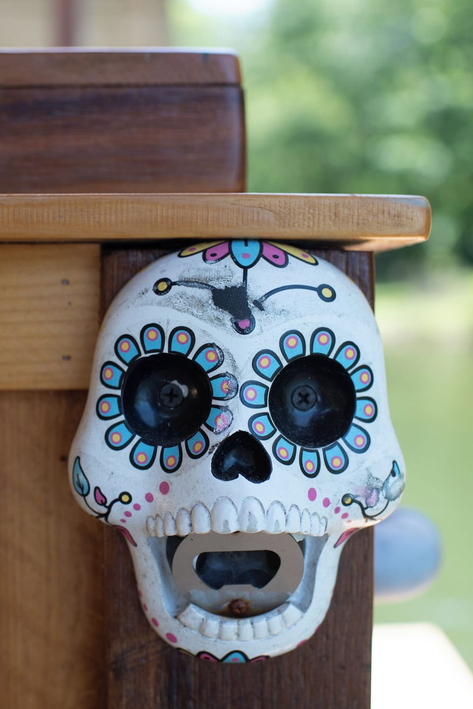 Enjoy all the beverages with this cooler dockside