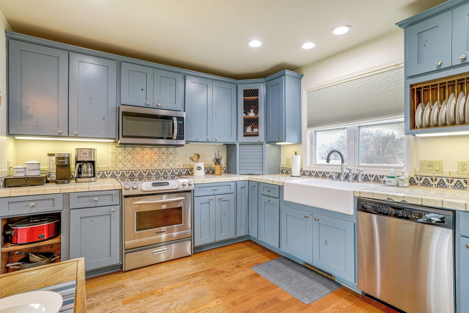 Kitchen | 1st Floor | Crockpot | Trash Bags & Paper Towels Provided