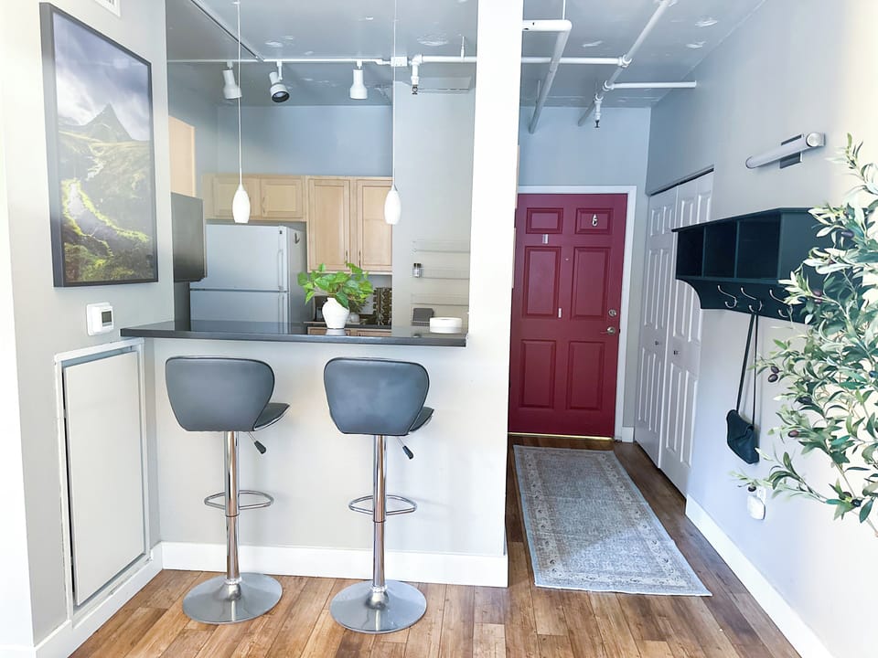 Kitchen bar & seating
