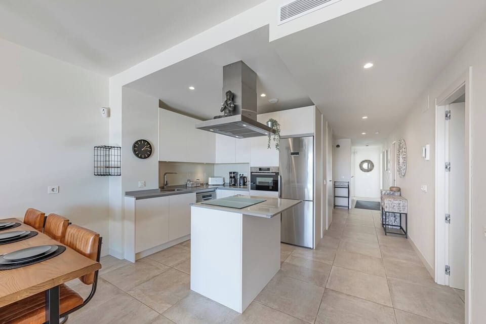 Modern kitchen with appliances, ideal for cooking with ease and comfort. (1)