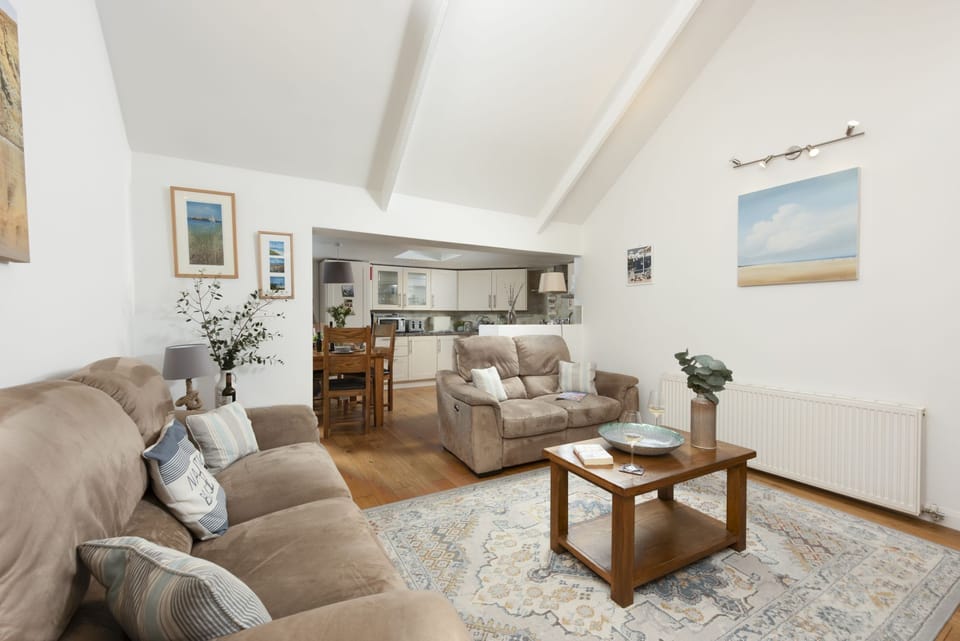 Additional view of open plan living, dining & kitchen area - Samson Cottage