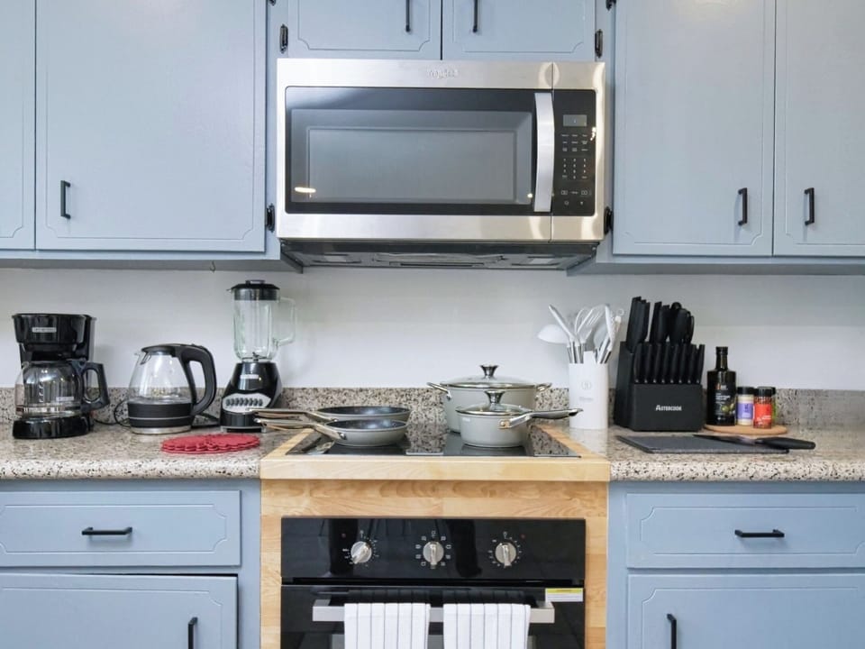 Fully equipped kitchen with brand new, modern appliances – perfect for family.