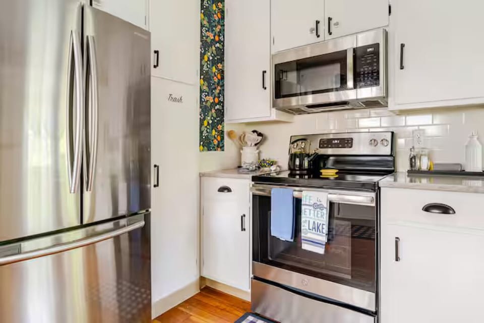 Stainless steel fridge, electric stovetop/oven and microwave with full kitchen.