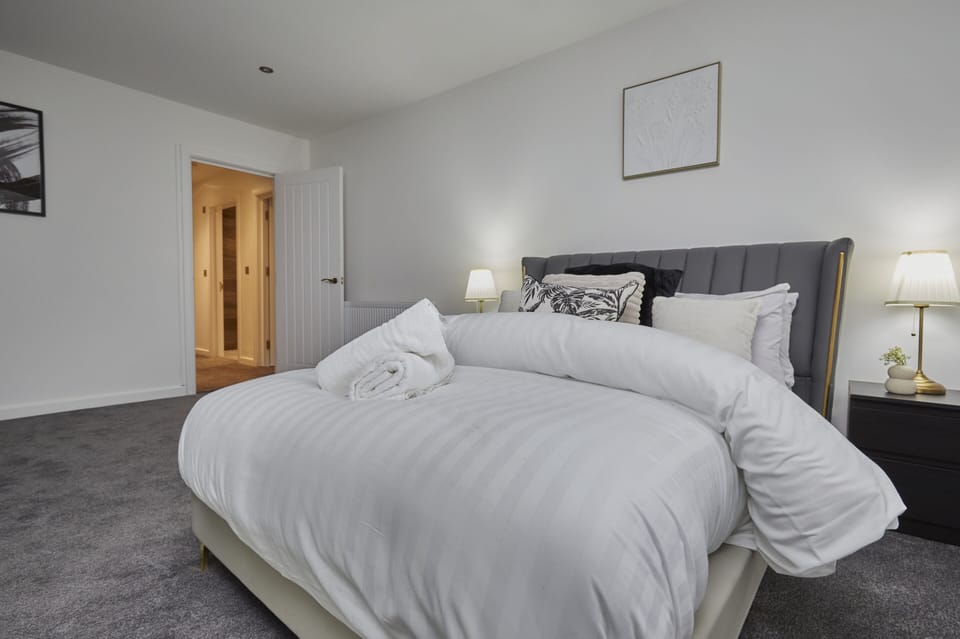 Relax and unwind in this cosy double bedroom, designed for a peaceful night’s sleep.