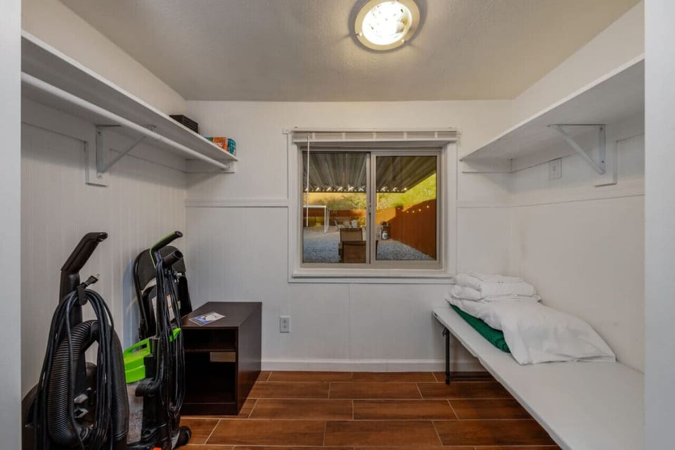 HOUSE: Walk-in closet