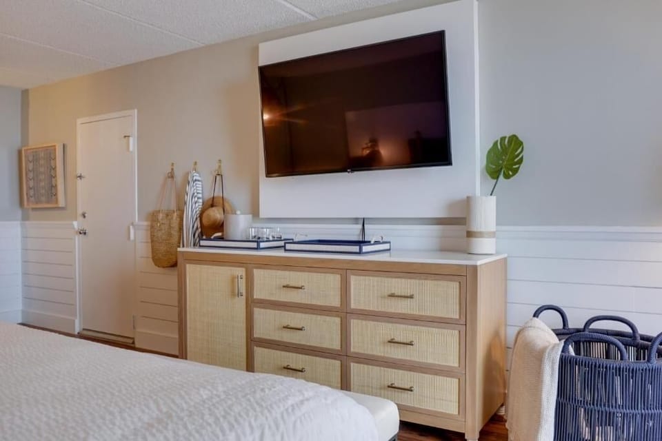 Unit with 1 King bed. Exact unit will be assigned upon arrival. Views, colors, and decor may vary.