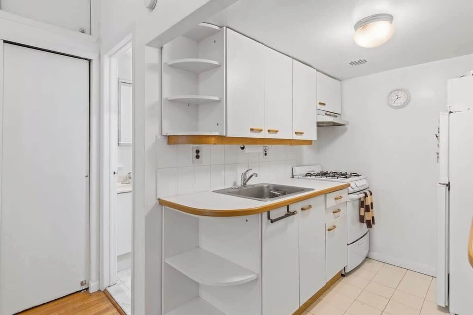 Well-stocked kitchen for all your needs.
