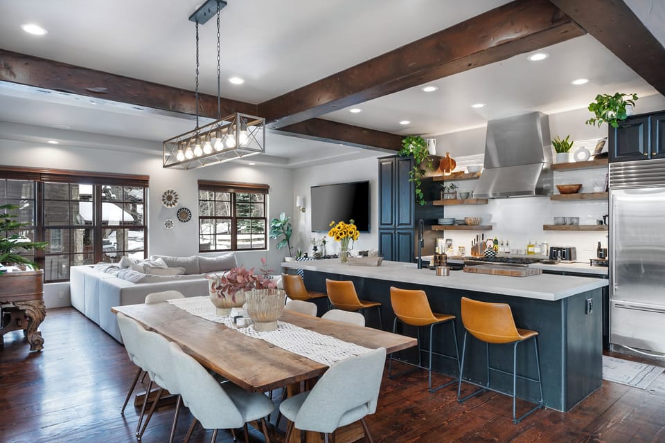 Dining Room Seating for 8 People | Main Level