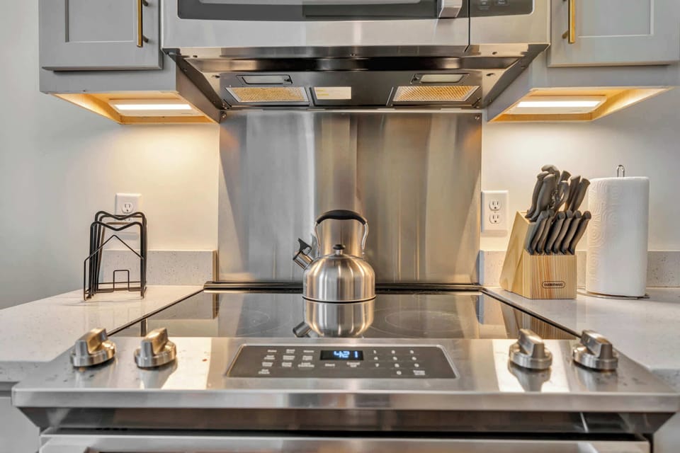 Kitchen: Kitchen area with new and high quality equipment perfect for your home meals!