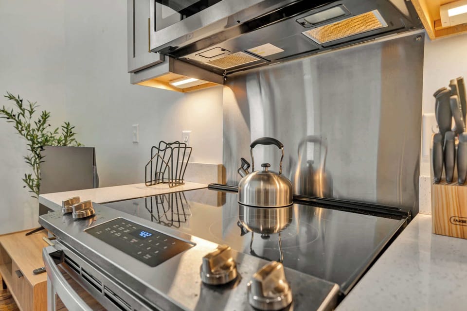 Kitchen: Kitchen area with new and high quality equipment perfect for your home meals!