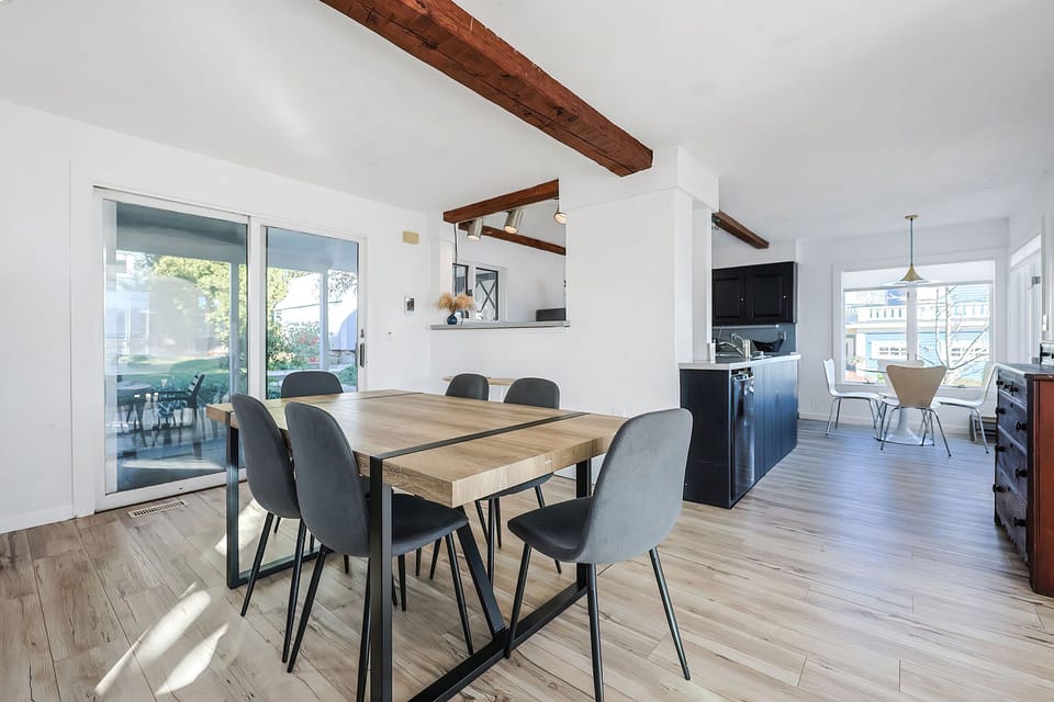 This area brings in alot of natural light.