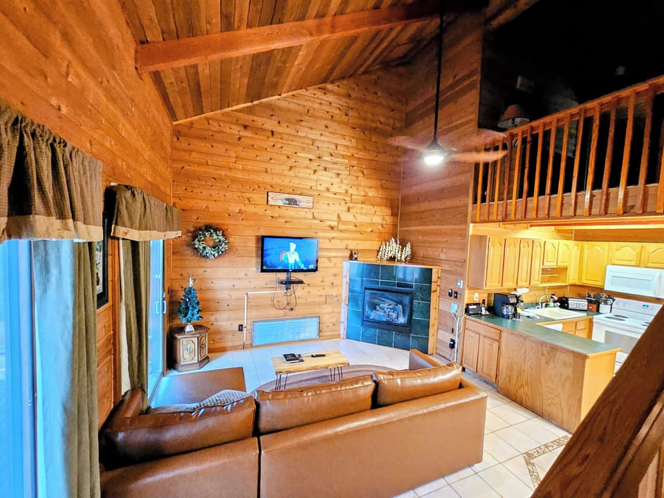 Large vaulted living room with fireplace (1)