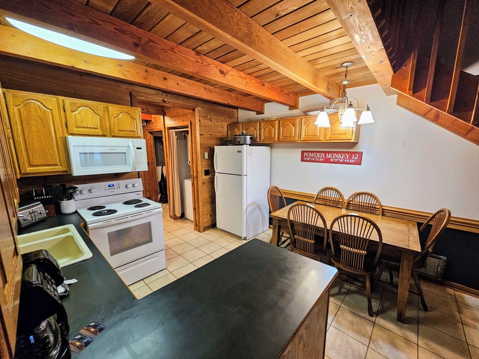 Full kitchen with Dining area (1)