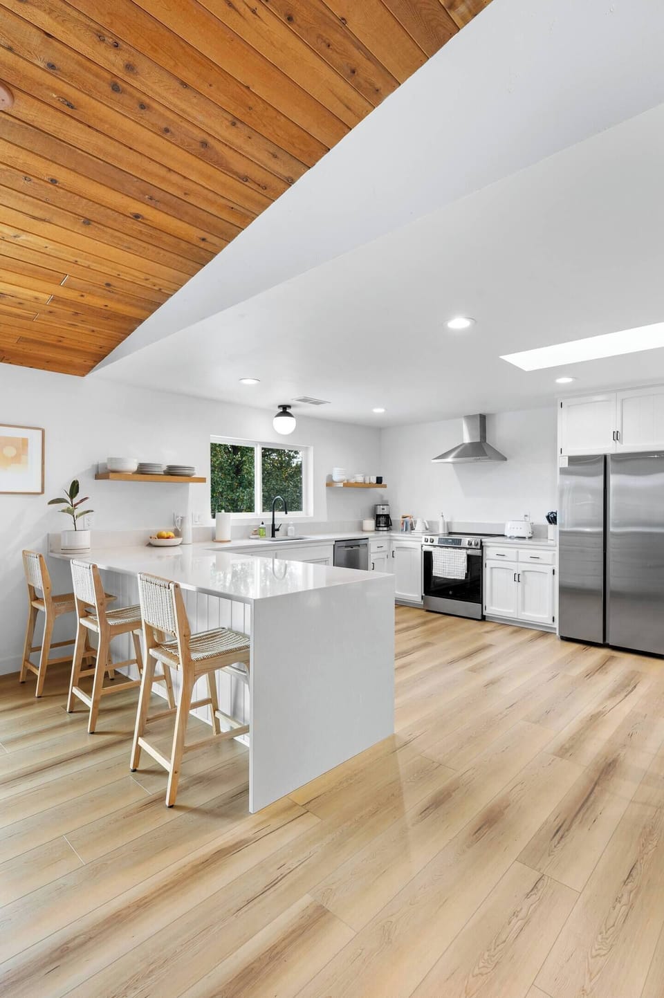 Cook, sip a glass of wine, and catch up at the kitchen bar. The open layout connects the kitchen and living room, so your group stays close—whether you're prepping dinner or relaxing on the couch.