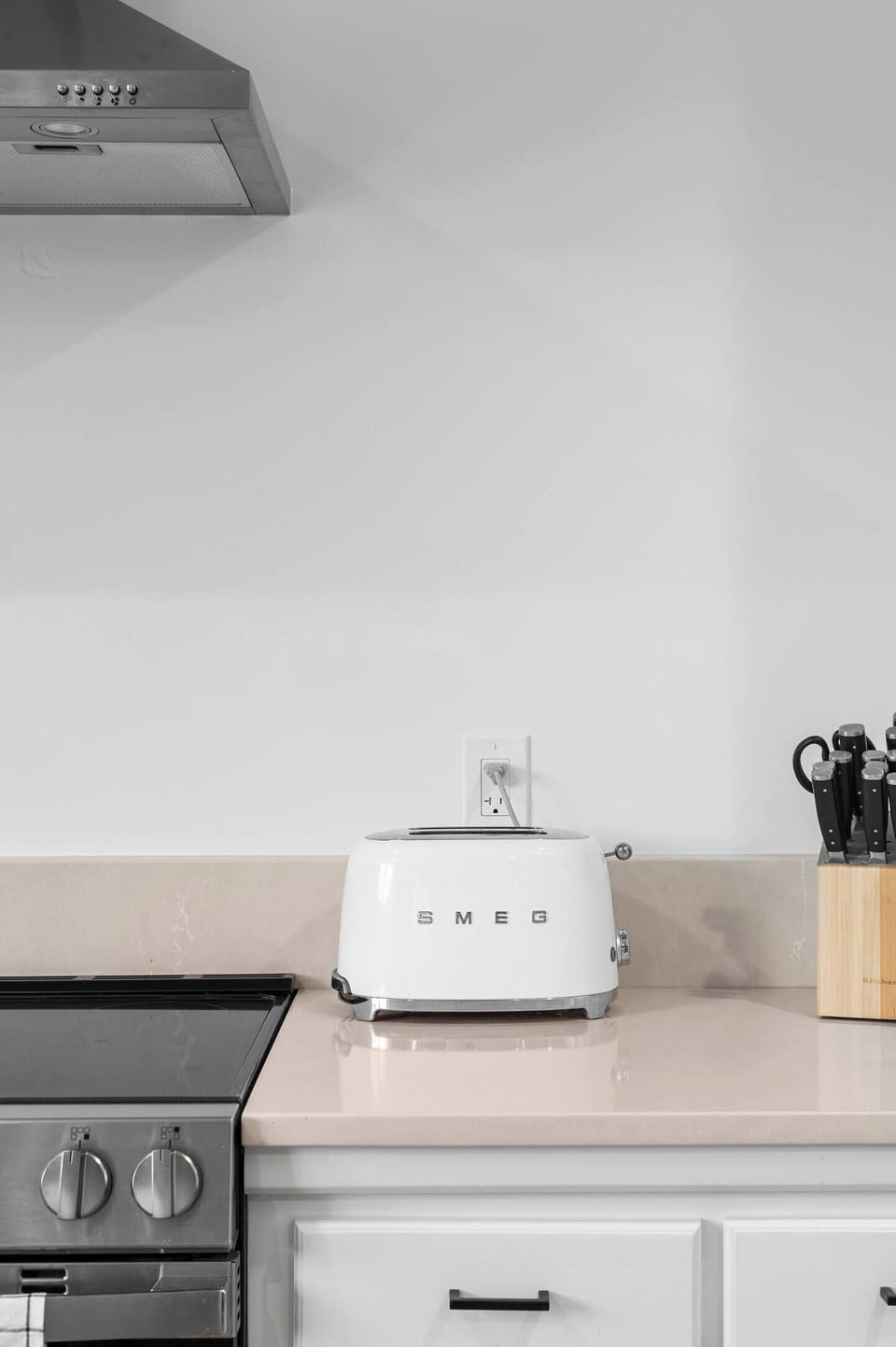 We’ve stocked the kitchen with high-end appliances and pro-grade tools—not just the basics. From your morning coffee to dinner prep, you’ll find everything you need to feel right at home (and nothing that feels like a rental).