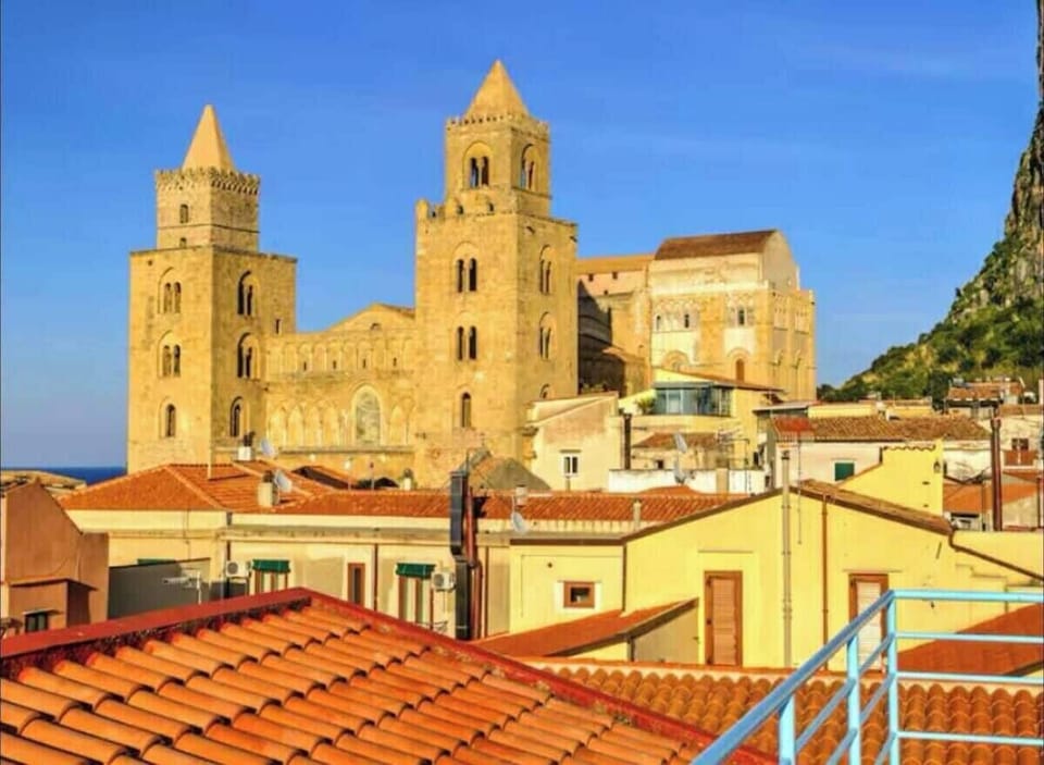 terrazza e passerella sul tetto con vista duomo e mare