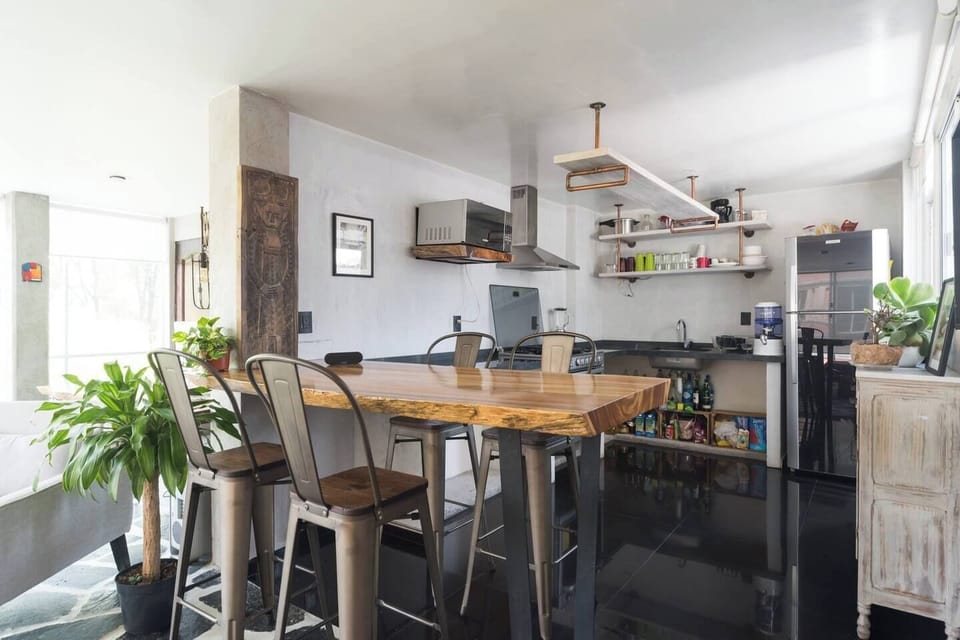 Fully equipped kitchen to spend the day with friends. 