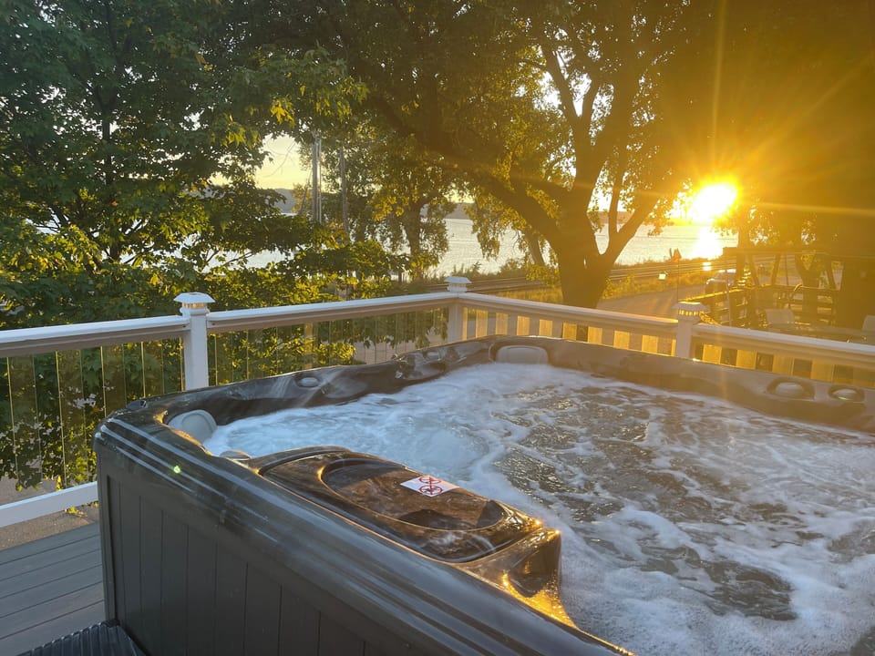 Second story deck with hot tub