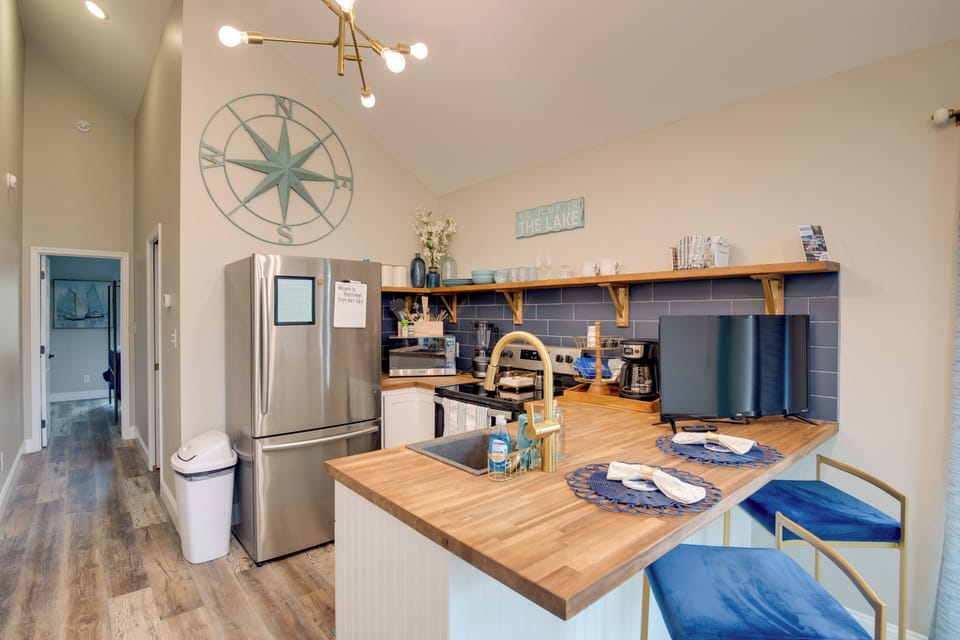 Guntersville Vacation Rental | 1BR | 1BA | 400 Sq Ft | Stairs Required to Enter