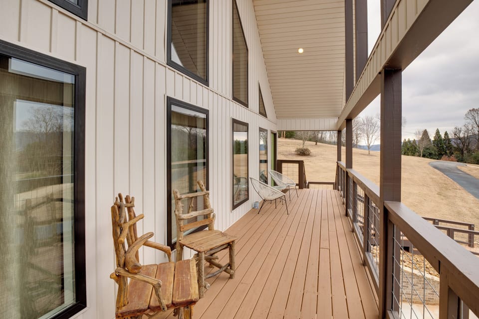 Exterior | 2nd-Floor Apartment | Single-Story Unit