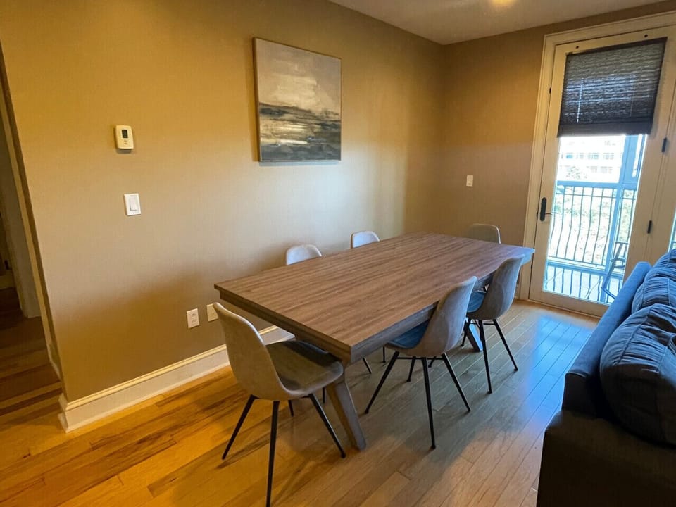 Enjoy a warm, modern dining space designed for comfort and connection. Located in The Gateway Village, Murfreesboro’s top community for business travelers, families, and long-term stays.