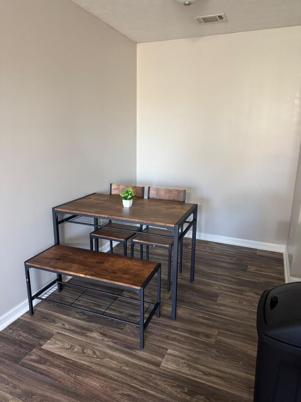 Cozy dining area for 4 — fully furnished apartment in Columbus, GA. Great for families, military families, and corporate travelers on extended assignment near Fort Benning / Fort Moore.