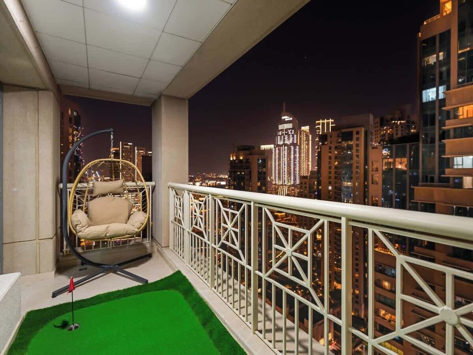 Mini-Golf and swing on the balcony