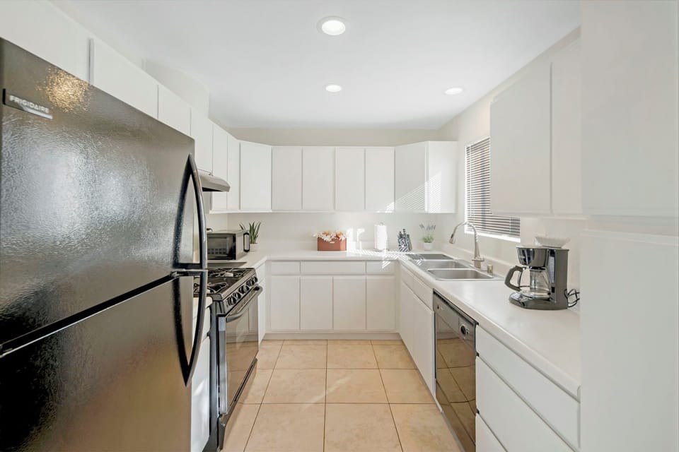 Fully-stocked kitchen with everything you need!