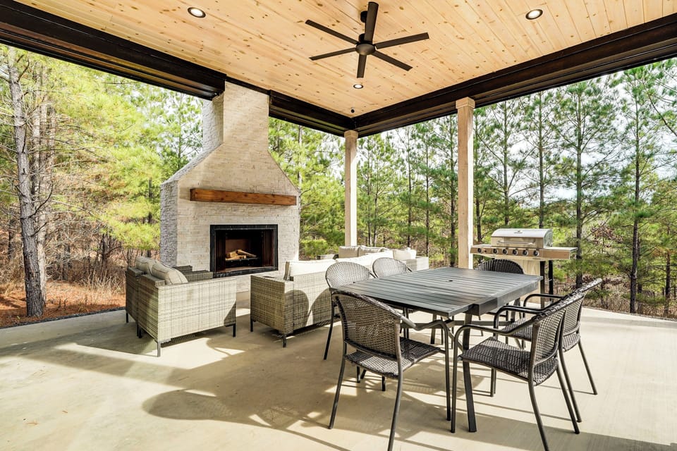 Covered Patio w/ Fireplace | Outdoor Dining | 4 Mi to Choctaw Landing Casino