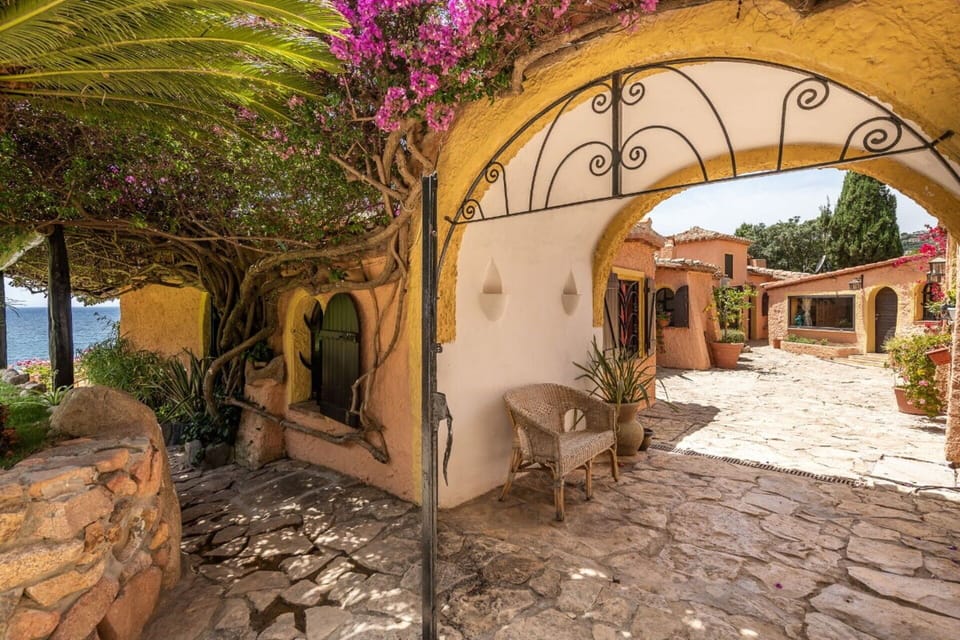 Activities, Amenities, Balcony / Terrace / Patio, Building Exterior, Facilities, Garden, Main Entrance, Pool, Spring, Summer, Wellness