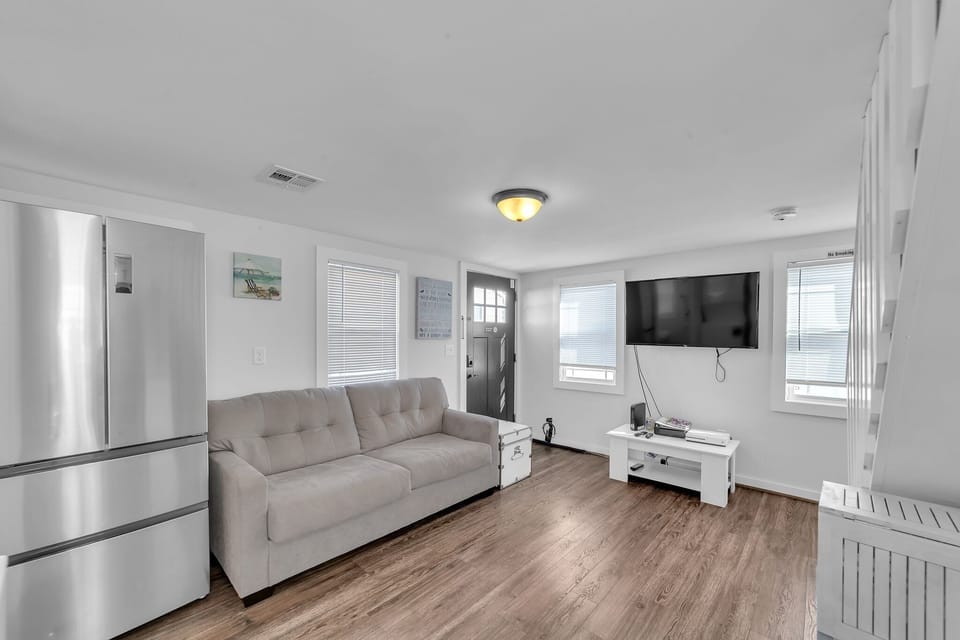 Indoors, Furniture, Living Room, Floor, Home Decor
