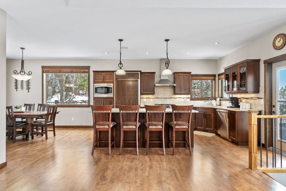 Full kitchen with a blender, rice cooker, air fryer & a drip/Keurig coffee maker.