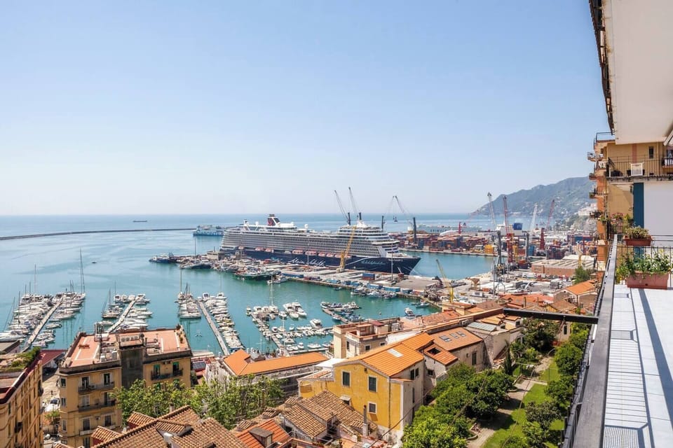 vista porto e costiera amalfitana