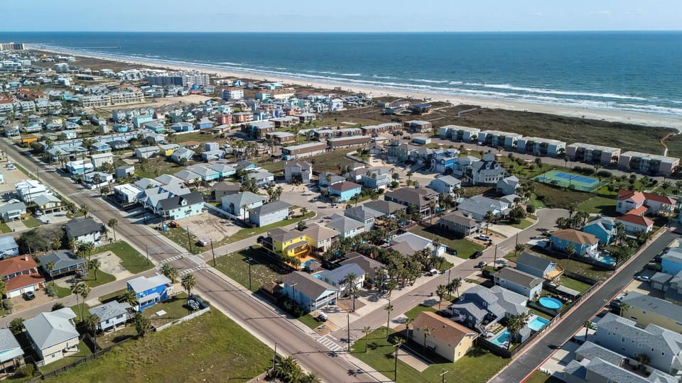 Experience the breathtaking aerial perspective of this coastal retreat, where every corner offers a touch of serenity and beauty. 🌊🏡✨