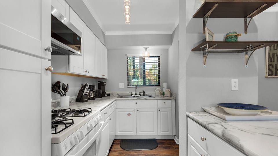 Beachwalk 18E - Kitchen Area