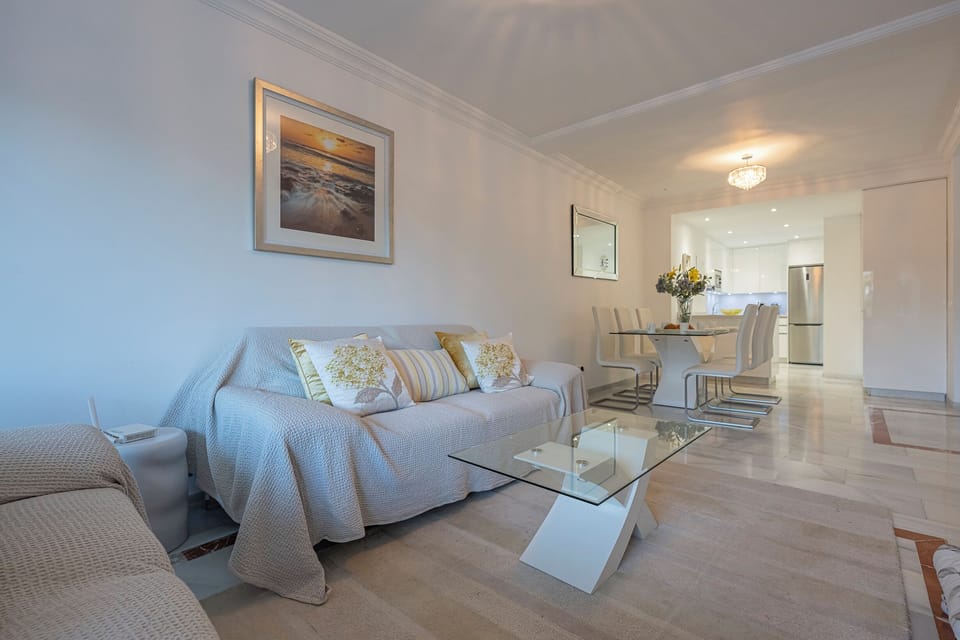 Charming 2 bdr apartment with a splendid view, two balconys an pools! (8)