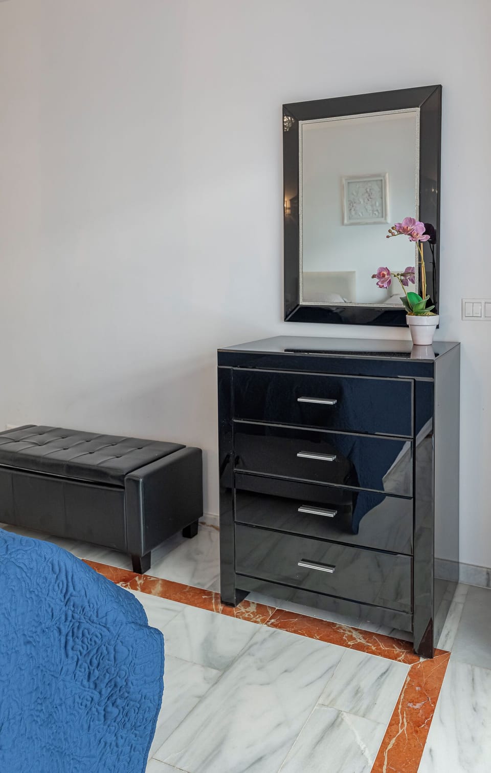 Charming 2 bdr apartment with a splendid view, two balconys an pools! (24)