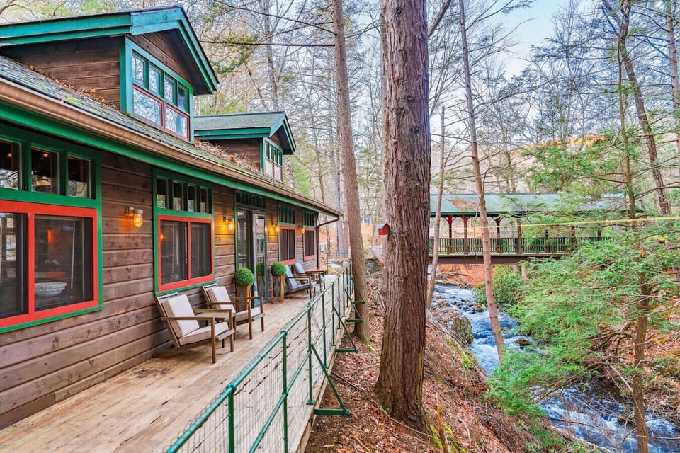 Romantic Creekside Lodge with Private Hot Tub Cabin in Hudson Valley
