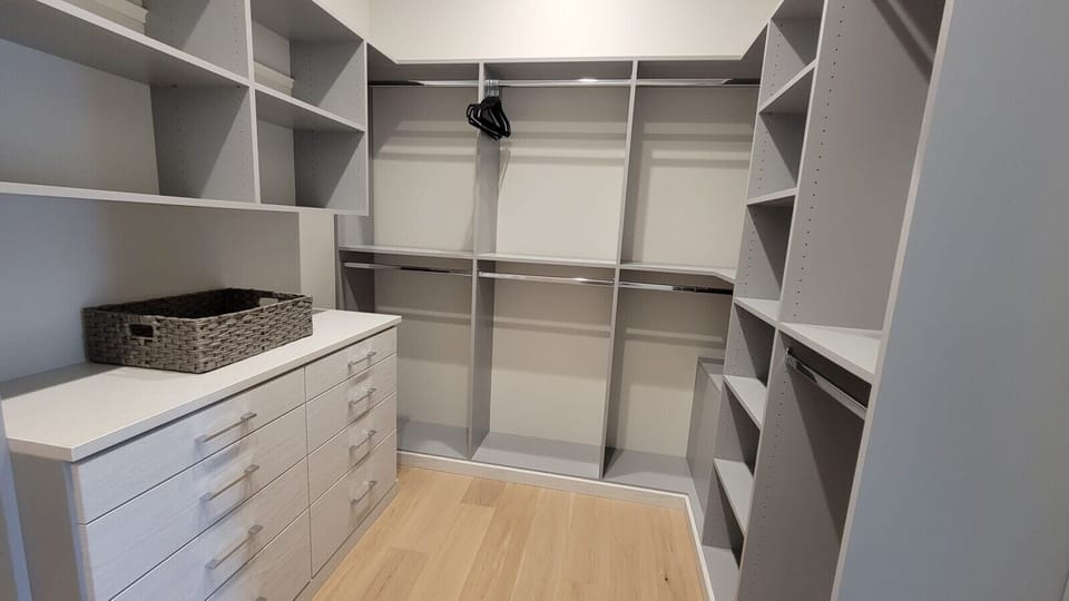 WALK IN CLOSET 1