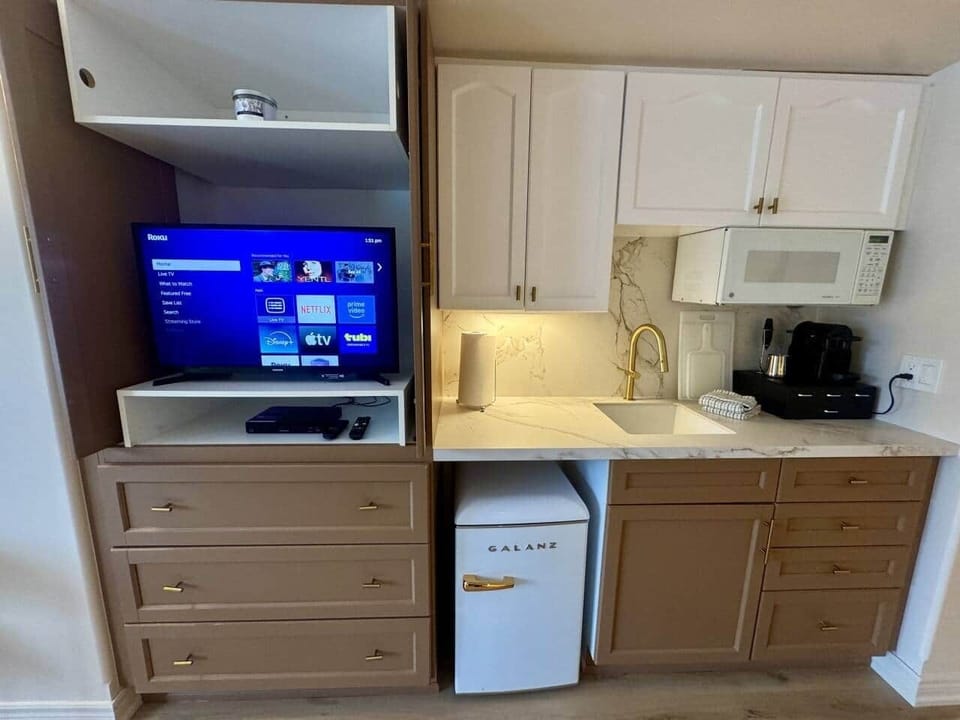 Fully Equipped Kitchenette  and TV with Netflix