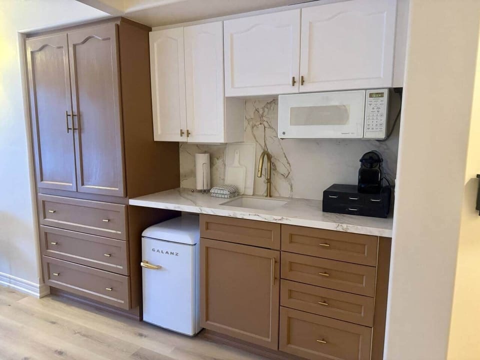 Fully Equipped Kitchenette