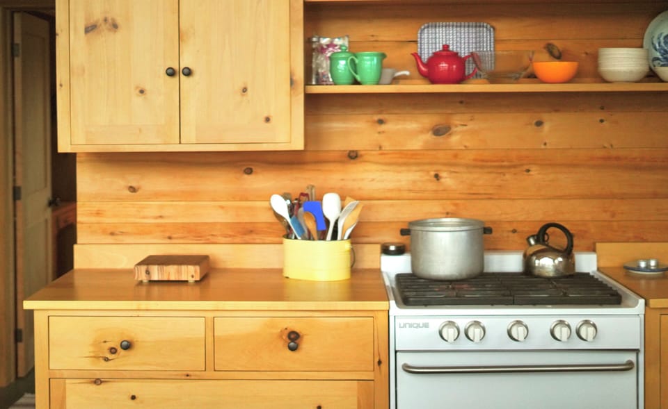 Gas range and fully equipped kitchen