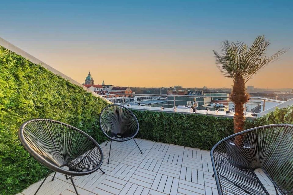 Ein Highlight: Die Panorama-Dachterrasse!
Genieße den atemberaubenden Blick über Hannover – vom Sonnenaufgang bis zum Sonnenuntergang. Perfekt für entspannte Stunden, frische Luft und unvergessliche Momente.