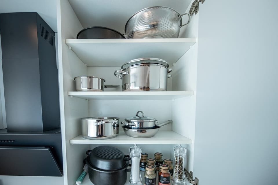 Eine Küche mit integrierter Spülmaschine, die keine Wünsche offen lässt! Hier findest du alles, was du zum Kochen und Genießen brauchst. Starte den Tag mit Kaffee oder Tee. 
Der Blick auf die Rathauskuppel macht das Kochen zu etwas Besonderem.