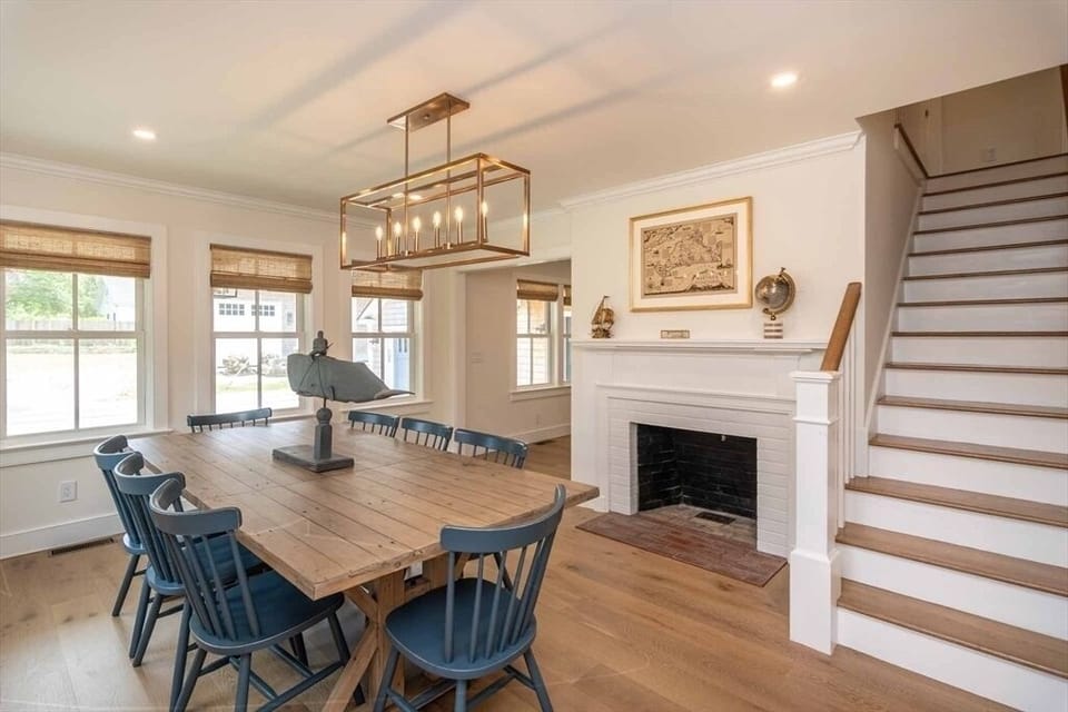 Dining room accommodates8+ comfortably