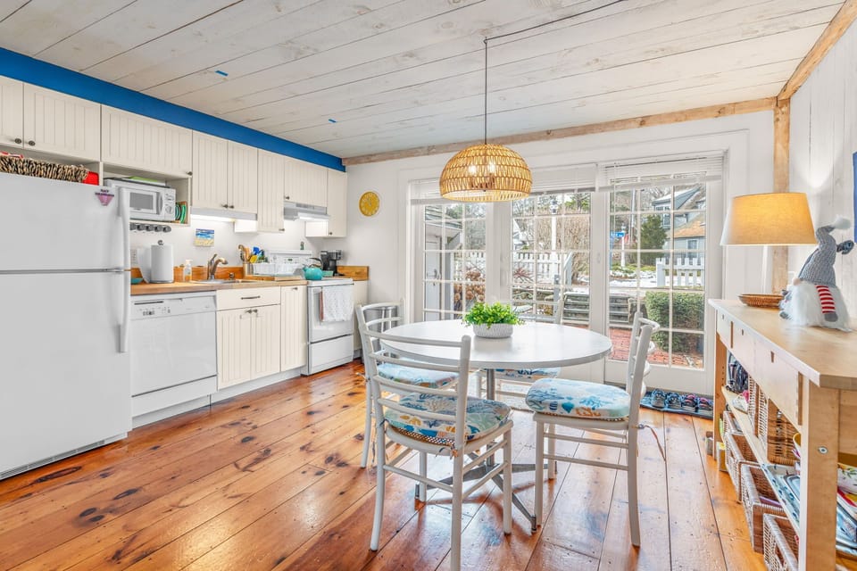 eat-in kitchen 