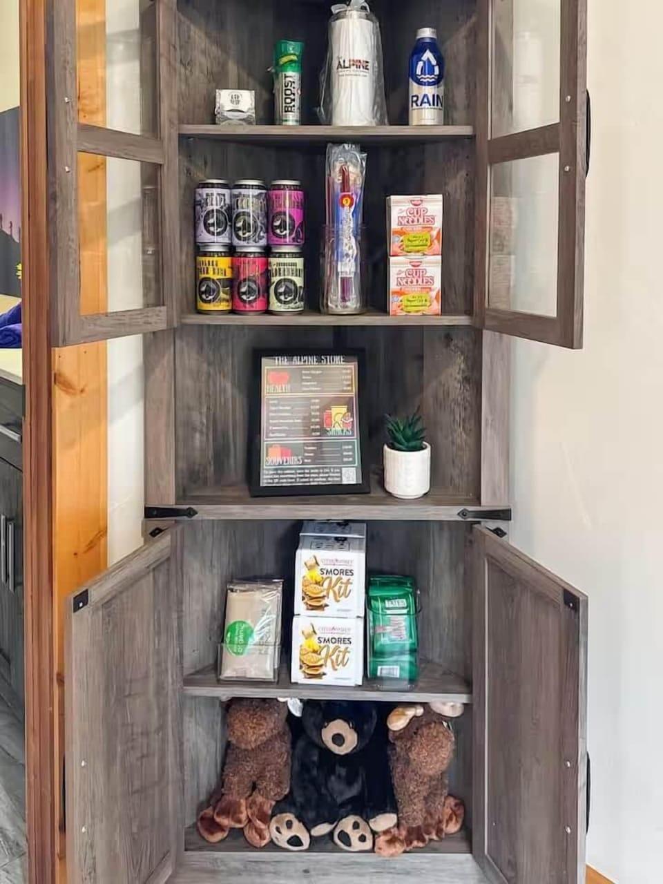 In this hallway you'll find our little Alpine Shop with snacks and drinks.