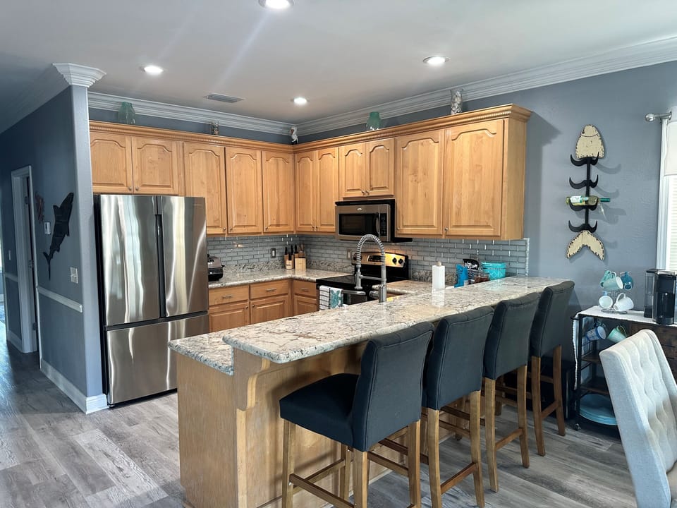 Fully equipped kitchen with 4 barstools